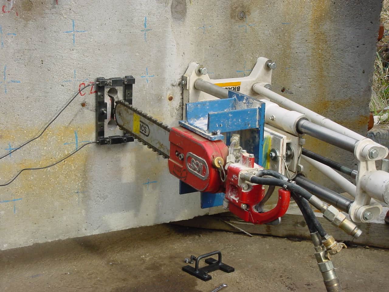 Slotstress measures the effective residual stress in a concrete structures